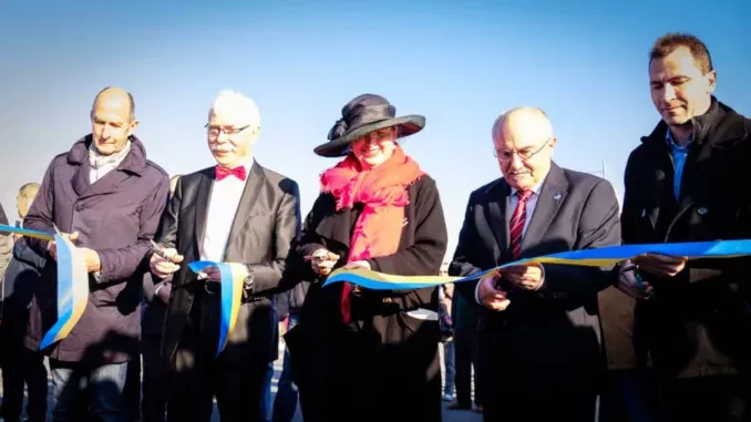 Eröffnung Landsberger Brücke. Das Band wird zerschnitten.