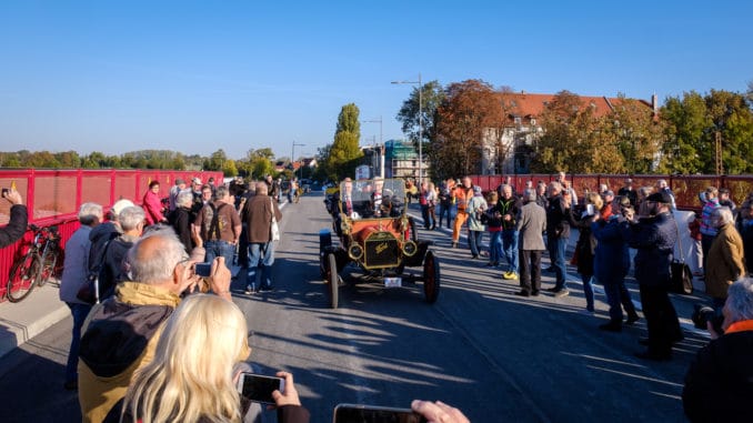 Mit dem Oldtimer über die Landsberger Brücke.