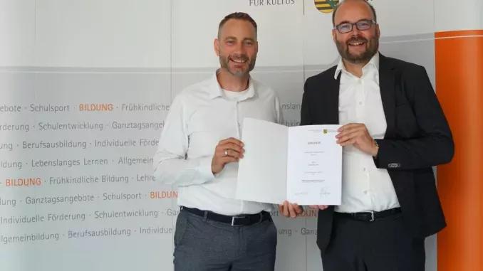 Patrick Schreiber erhält von Kultusminister Christian Piwarz die Berufungsurkunde als Ombudsmann der Sächsischen Staatsregierung gegen Diskriminierung an Schulen © SMK